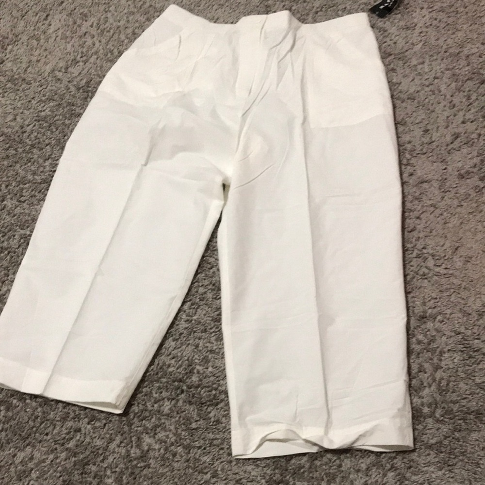 White Women’s cropped wide leg Pants lightweight
Cargo back pockets